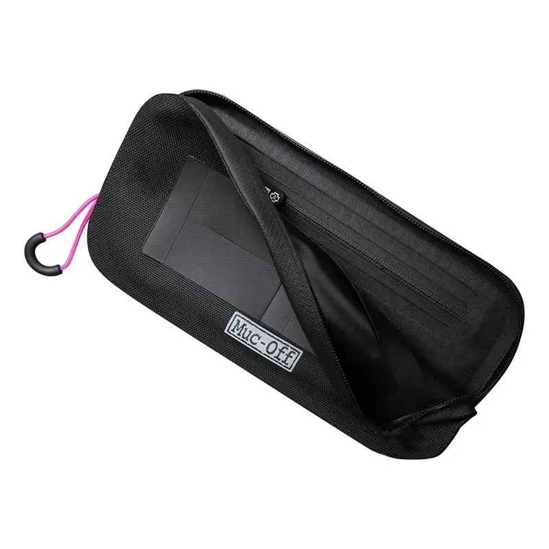 Muc-Off Waterproof Essentials Case in Black-1
